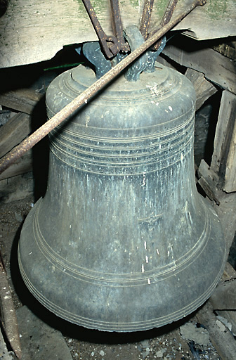 Vue d'ensemble de la cloche en bronze portant la date de 1682.