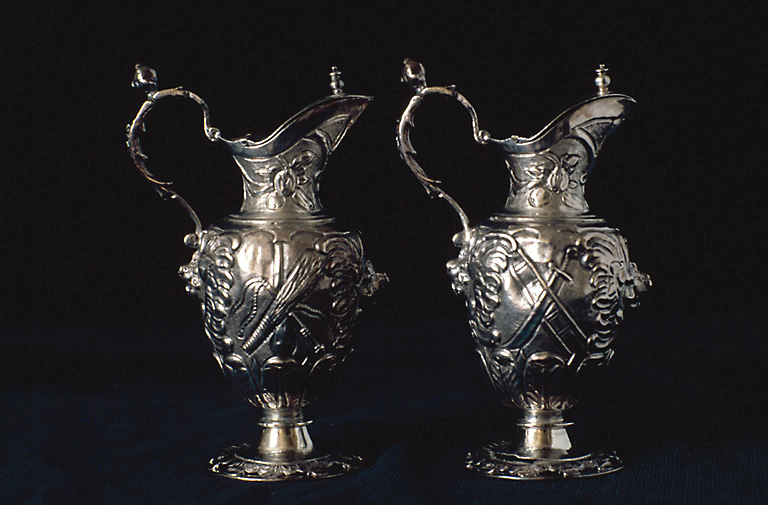 Vue latérale gauche des deux burettes en argent, exécutées vers 1640.