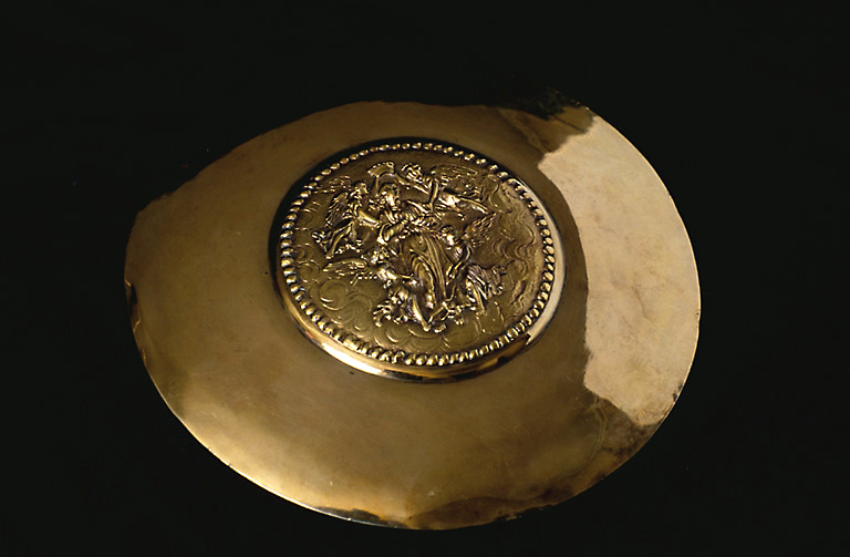 Patène en argent doré, exécutée vers 1640.