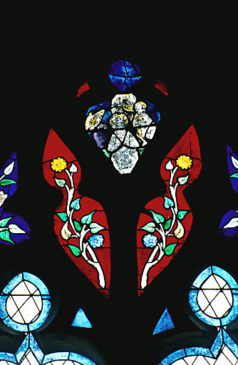 Vue du tympan : âme portée par deux anges.