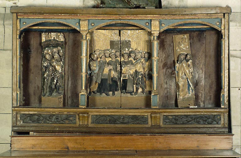 Vue d'ensemble du retable en chêne polychrome datant du 16e siècle.