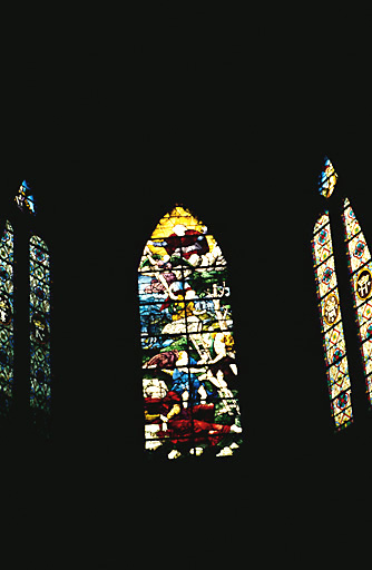 Verrière (baie 1) : Dieu le Père, Instruments de la Passion