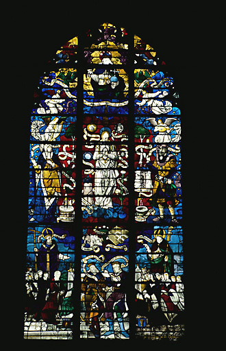 Vue d'ensemble de la verrière datant du 2e quart du 16e siècle, restaurée vers 1860 par Lévêque.