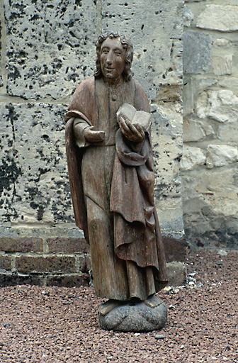 Vue d'ensemble de la statue en chêne, datant du 17e siècle.