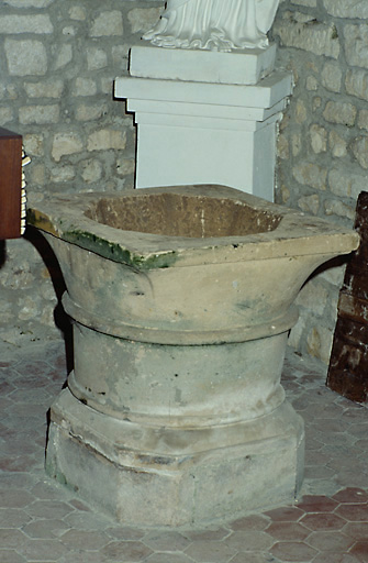 Vue d'ensemble des fonts baptismaux en calcaire datant du 1er quart du 13e siècle.