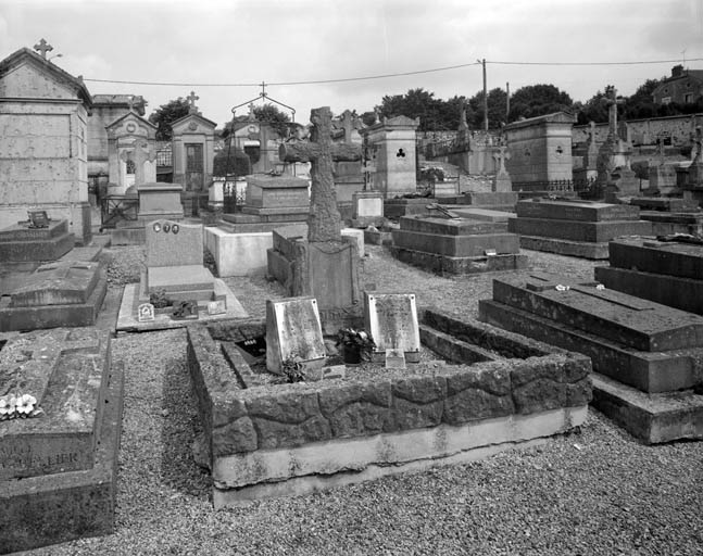 Vue d'ensemble de la tombe de la famille Paulette.
