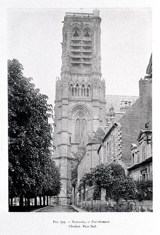 Vue de l'élévation sud du clocher, vers 1914 (Étienne Moreau-Nélaton : Les Églises de chez nous. Arrondissement de Soissons, t. 3, fig. 759). ; Vue de la face sud du clocher et des bâtiments subsistants de l'ancien évêché, à droite (Étienne Moreau-Nélaton : Les Églises de chez nous. Arrondissement de Soissons, t. 3, fig. 759).