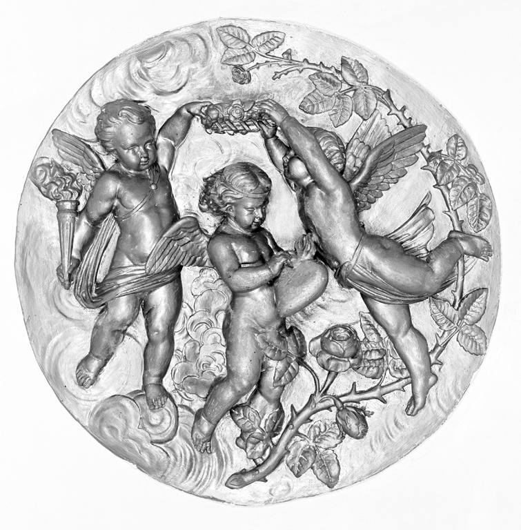 Vue d'une des trois représentations d'anges en relief ornant le plafond de la nef.