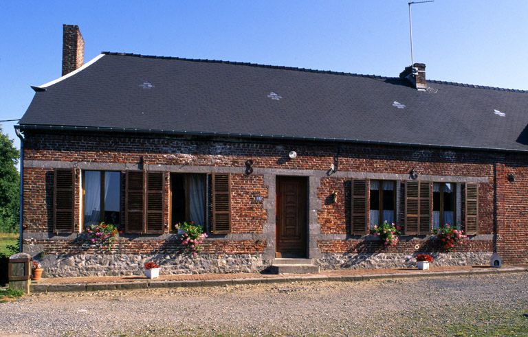 Barzy-en-Thiérache, ferme (repérée), 15 rue Neuve : logis.