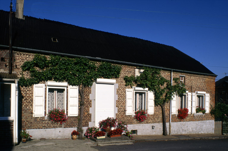 Détail de la façade du logis.