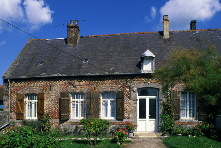 Vue partielle de la façade antérieure.