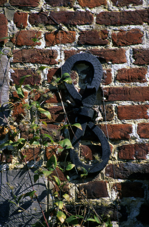 Ancre en fer forgé, en forme de 8, contribuant à inscrire la date de construction (1788) sur la façade.