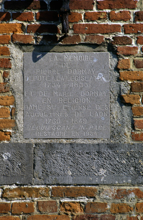 Elévation sud de l'église : plaque en calcaire bleu commémorant le souvenir de Pierre et Marie Dormay.