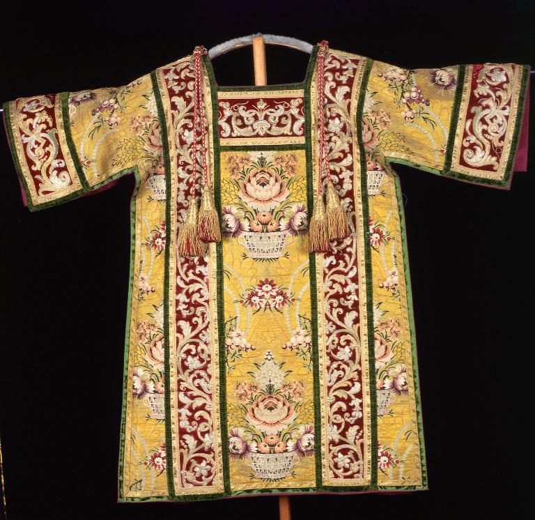 Ensemble de l'ornement doré de l'église Saint-Étienne (trois chapes, une chasuble et une paire de dalmatiques)