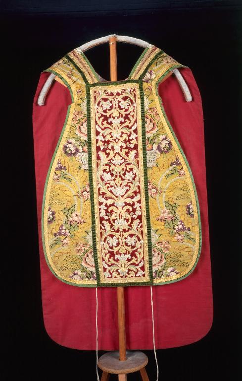 Vue du devant de la chasuble. ; Vue du devant de la chasuble.