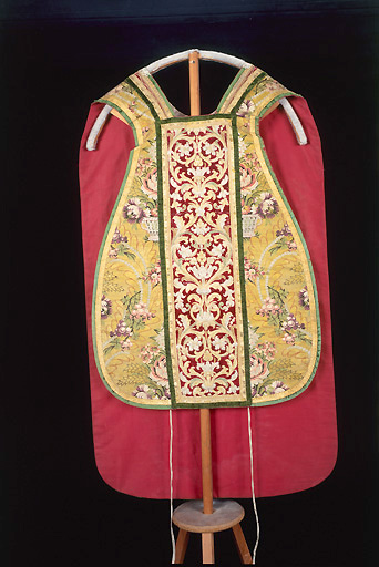 Chasuble de l'ornement doré de l'église Saint-Étienne