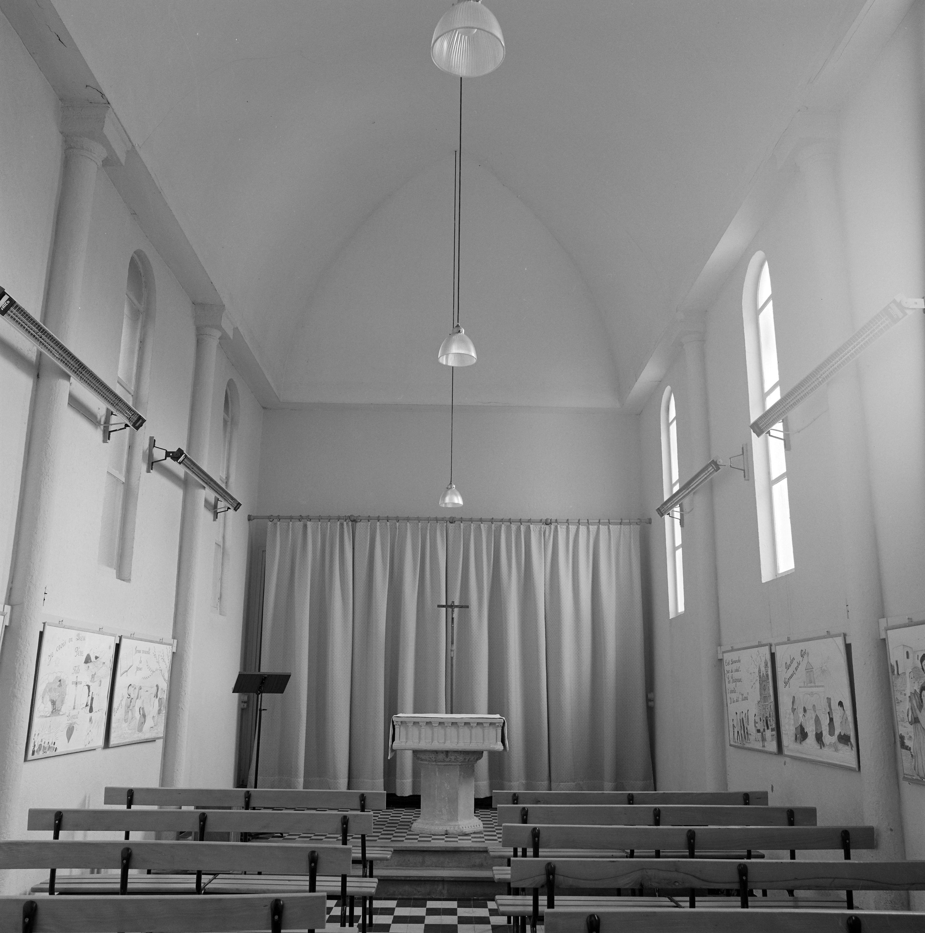 Chapelle rue Leuillieux, dite chapelle des enfants, vue intérieure vers l'autel.