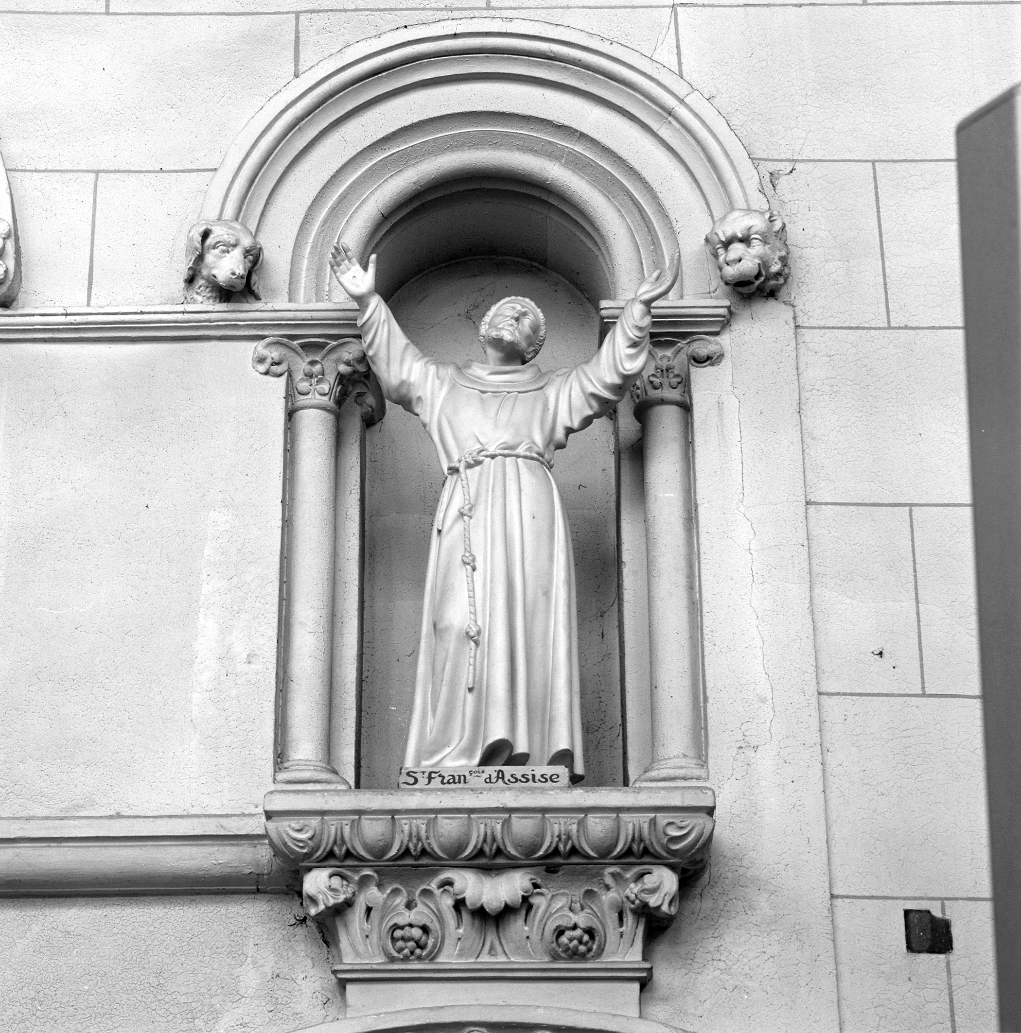 Niche Saint Fiacre, actuellement Saint François d'Assise.