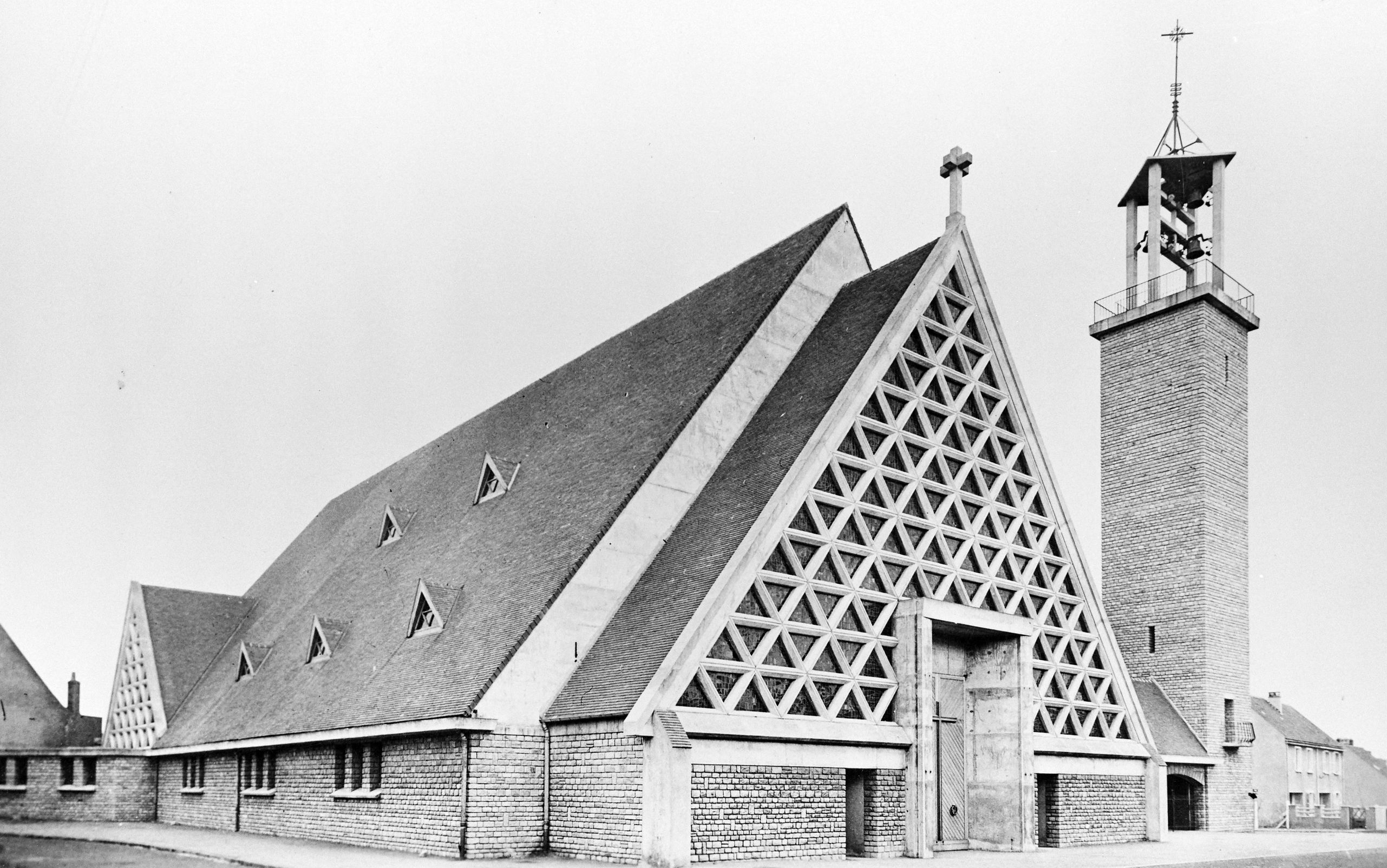 Etat en 1959, vue d'angle nord sur place, cl. Jack Audinet, carte postale. Archives privées.