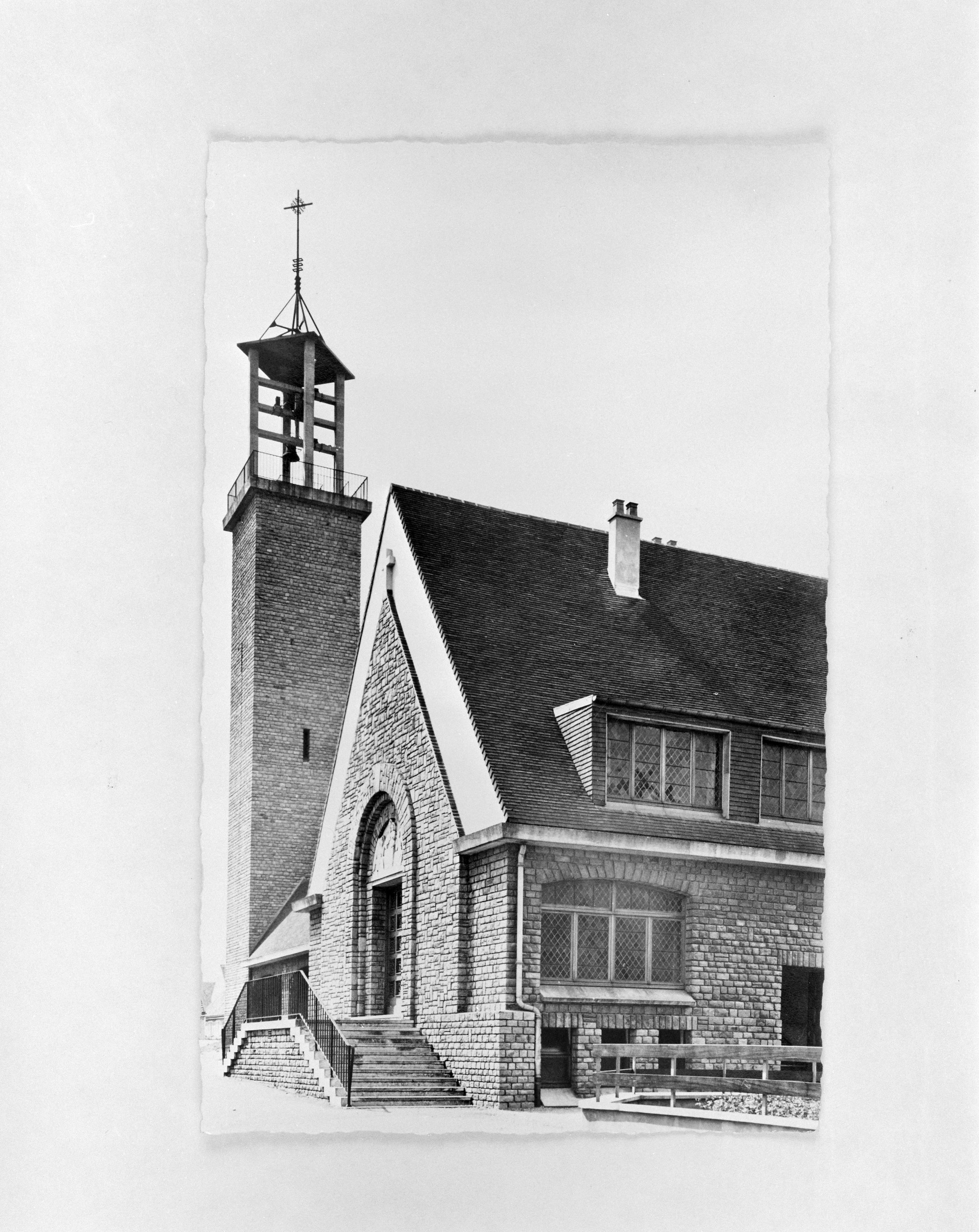 Etat en 1959, entrée de la chapelle du Saint Sacrement, vue d'angle sur la rue de la Libération, Cl. Jack Audinet, carte postale. Archives privées.