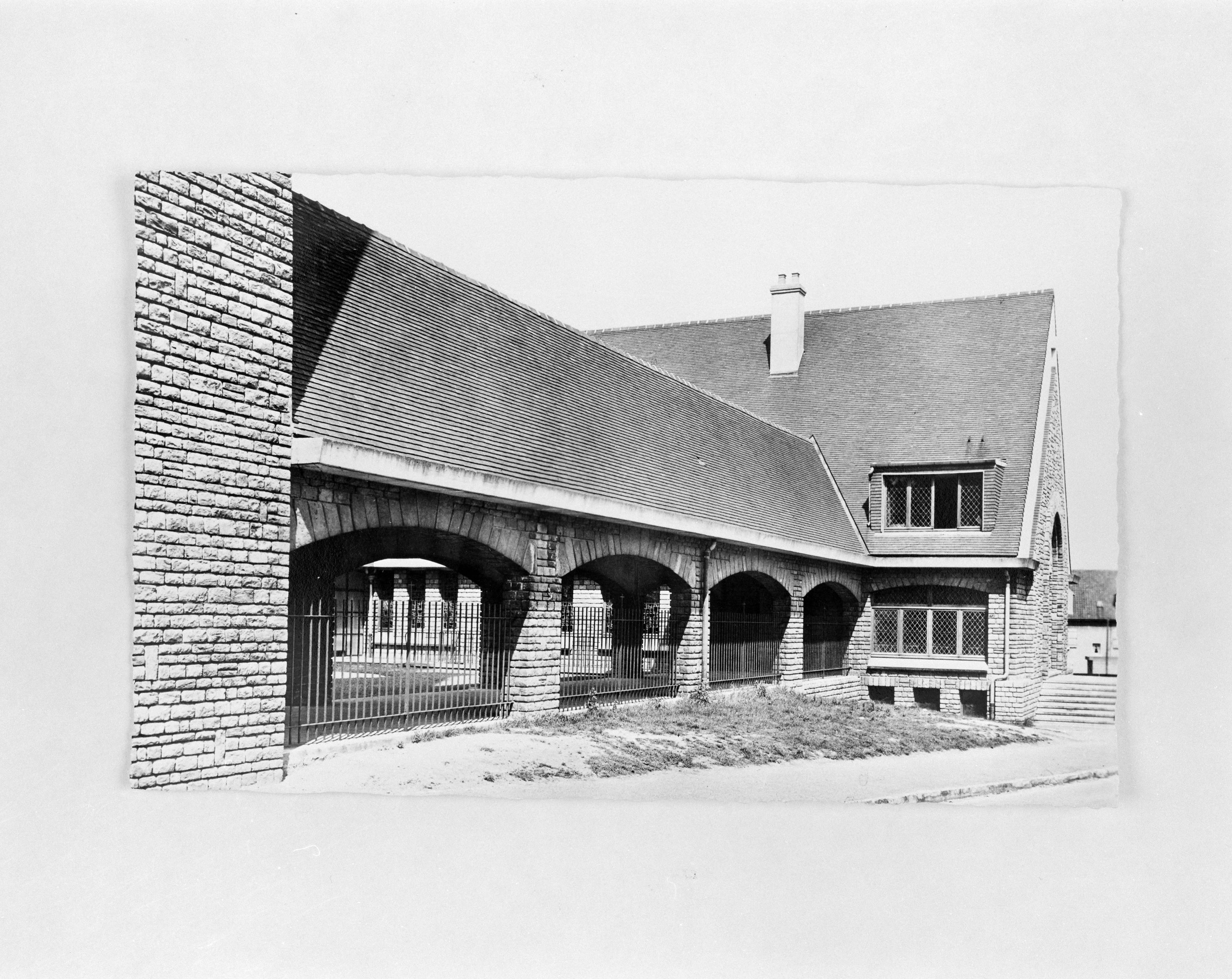 Etat en 1959, cloître Notre-Dame de Fatima, chapelle Saint Sacrement, vue d'angle sur la rue de la Libération, Cl. Jack Audinet, carte postale. Archives privées.