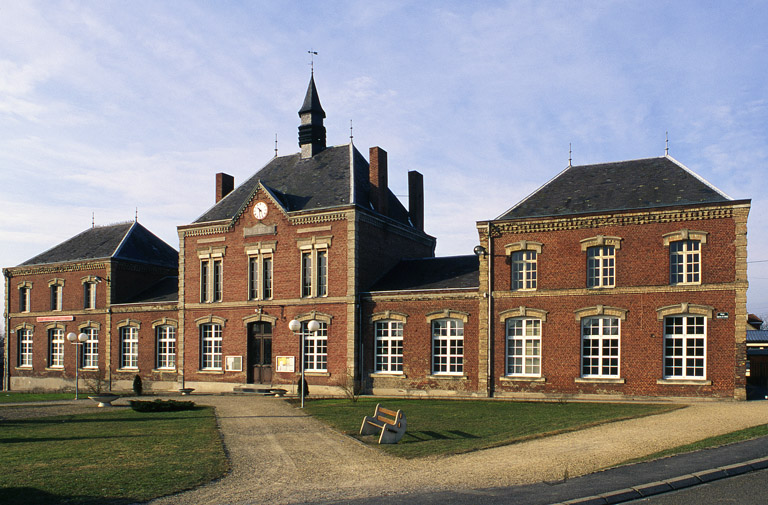 Boué : la place de la mairie. ; Vue générale de léger trois-quarts. ; La mairie.