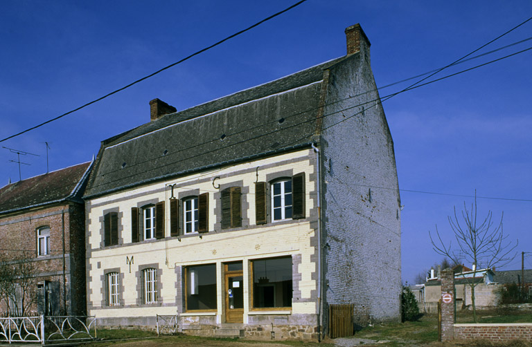 Boué, ferme (étudiée), 18 rue du Rejet. ; Vue générale sud-est du logis, élévation sur rue.