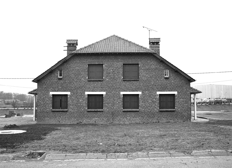 Façade d'une des maisons de la cité des cadres de l'usine, renfermant deux logements symétriques.