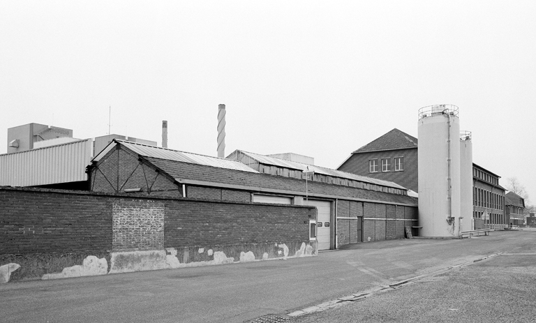 Vue du bâtiment social et d'un bâtiment à usage de remise et entrepôt, depuis le sud-ouest.
