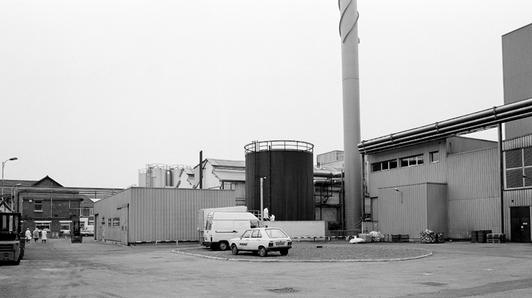 Partie sud-ouest de la cour de l'usine, occupée par la chaufferie, le réservoir de fuel et des stocks.