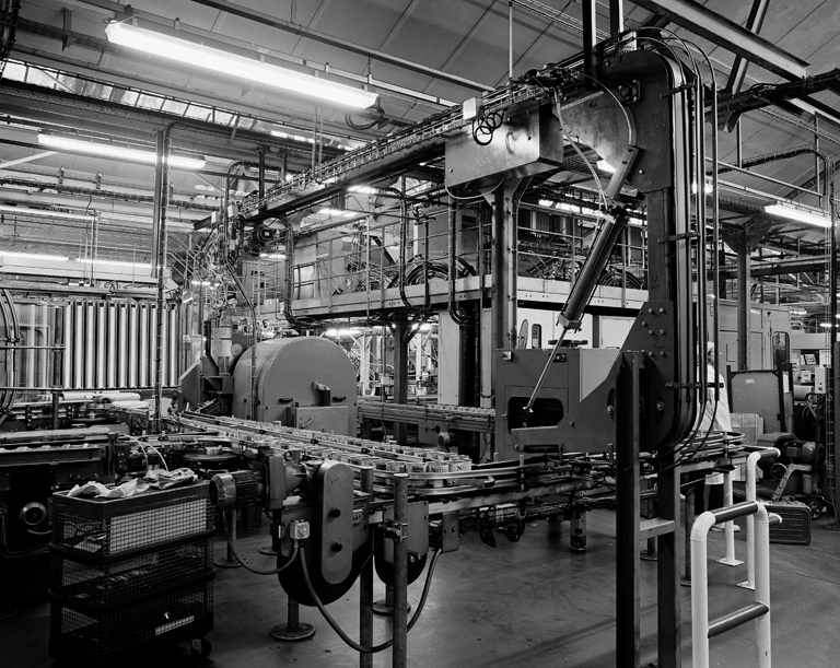 Vue intérieure partielle de la ferblanterie : fabrication des boîtes en métal destinées à contenir le lait en poudre.