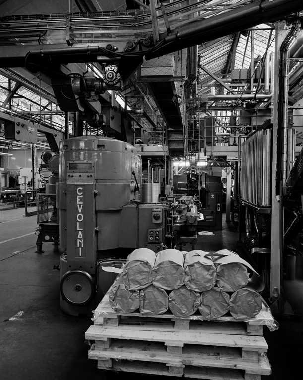 Vue intérieure partielle de la ferblanterie où sont fabriquées les boîtes de métal destinées à contenir le lait en poudre.