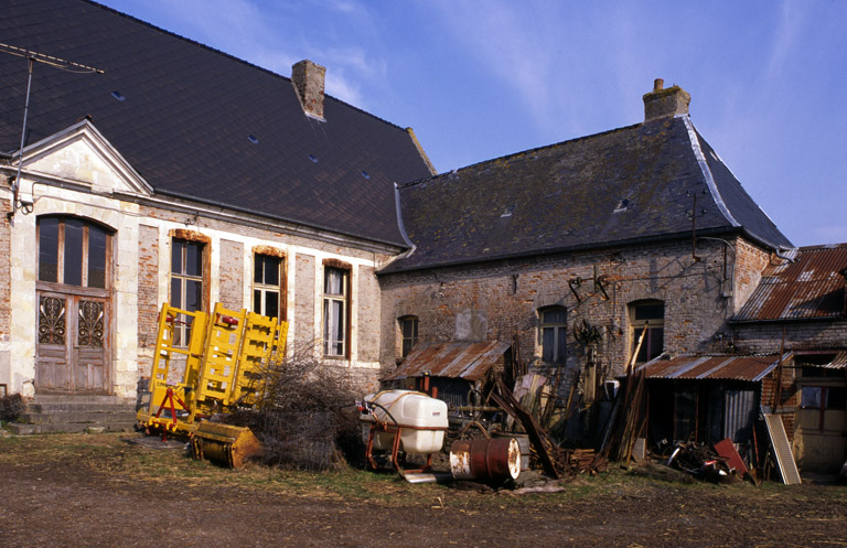 Vue partielle du logis prioral et de son extension en brique.