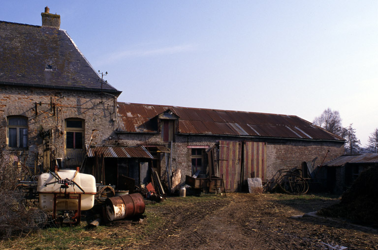 Remise à l'est de la cour, servant d'écurie.