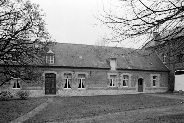 Fesmy-le-Sart, ancienne ferme puis brasserie (étudiée), le Sart, 23 Grande-Rue. ; Vue partielle de la façade du logis.