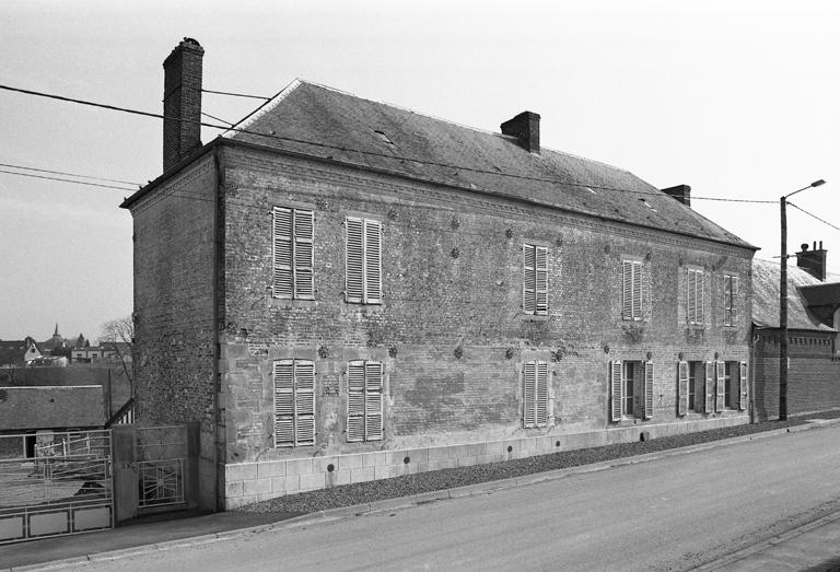 La Neuville-lès-Dorengt. Ferme (étudiée), 5 rue du Fort. ; Le logis. La façade sur rue.