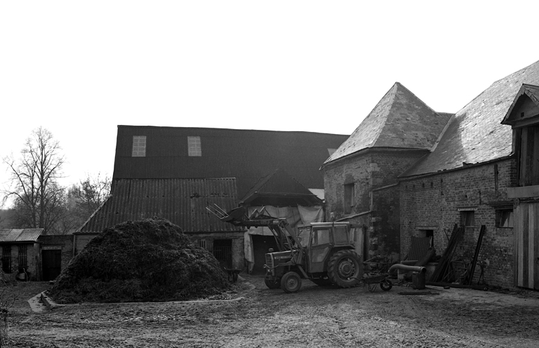 Grange et étable à l'ouest de la cour.