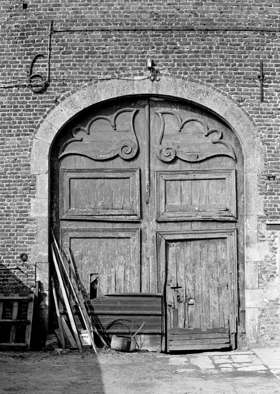 Détail d'une des trois portes charretières de la grange.