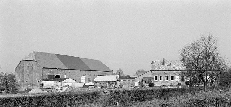 Vue générale sud. ; Esquéhéries, ferme (étudiée), le Burcq, 2-4 route de Lavaqueresse.