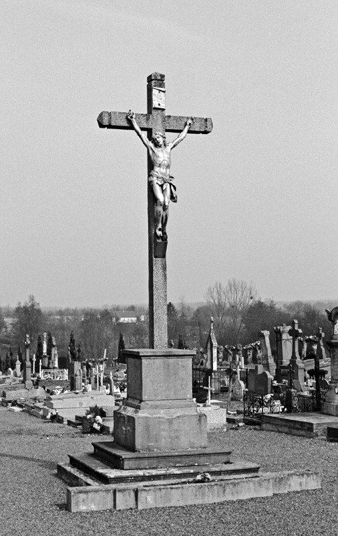 Vue d'ensemble de la croix du cimetière. ; Esquéhéries (rue Neuve) : croix de cimetière.