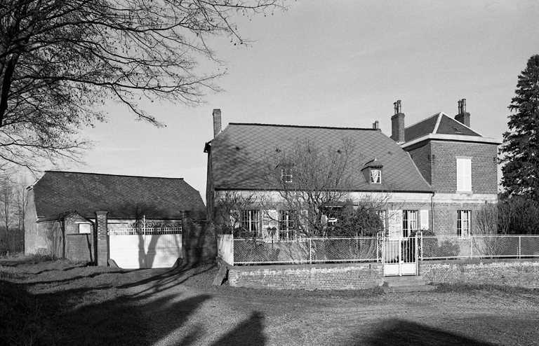 Dorengt, ferme (étudiée), 6 rue du Marais. ; Vue générale sud-est du logis et de la grange.