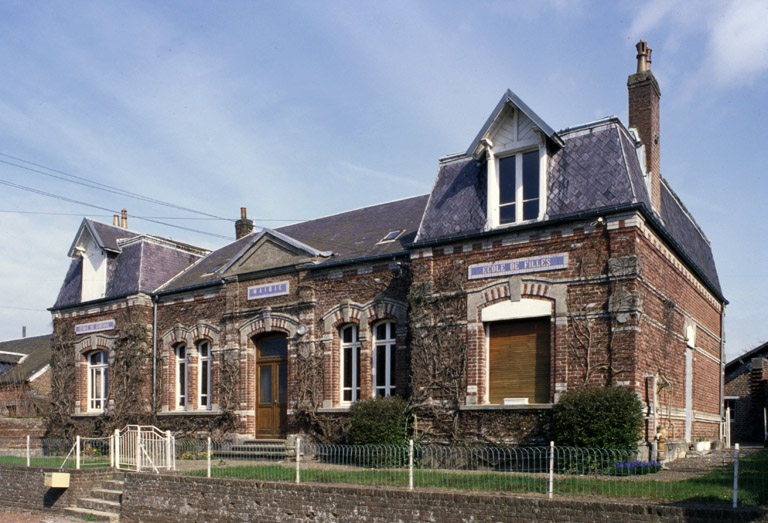 Vue générale sud-est. ; 4 rue de l'Abbaye : ancienne mairie-école puis école de Fesmy-le-Sart.