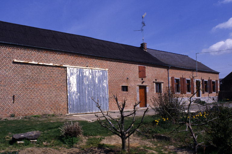 Fesmy-le-Sart, ancienne ferme (étudiée), la Carrière-Etreux, 13 rue Carrière-Etreux. ; Vue générale de la ferme depuis le sud-ouest.