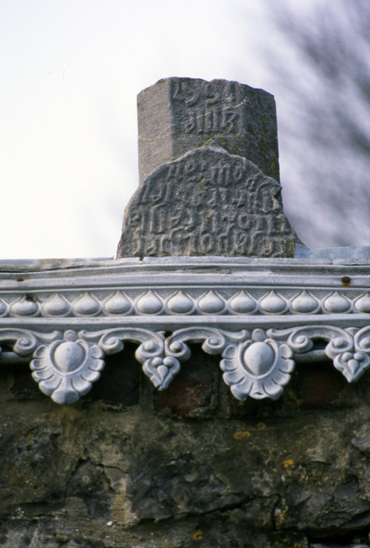 Fragment d'objet en pierre bleue remployé dans cette propriété portant une inscription du 16e siècle.