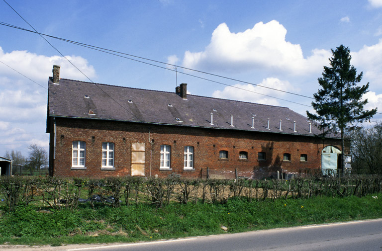 Le Nouvion-en-Thiérache. Fermes (étudiées), au Mont-Châtillon. ; Vue de la ferme est.