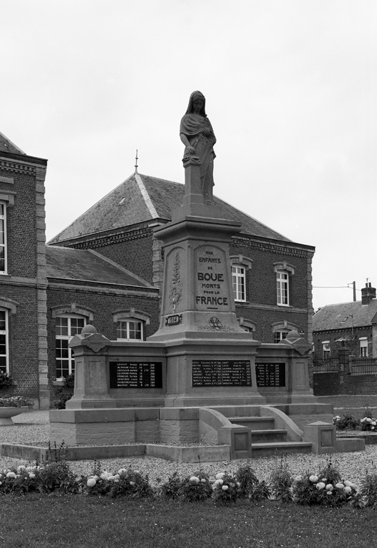 Vue générale. ; Boué (place  Charles de Gaulle) : monument aux morts installé en 1921, peuvre de Jules Delvienne, marbrier au Cateau Cambrésis. ; Le monument aux morts devant la mairie.