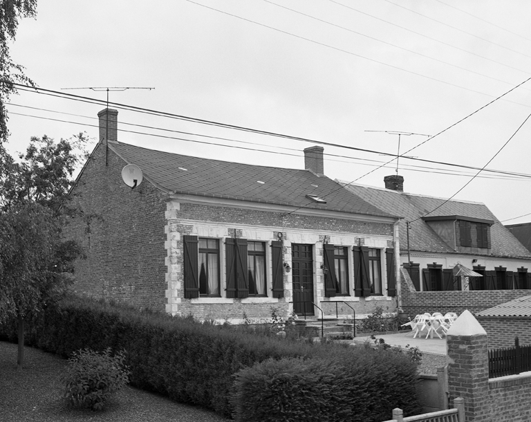 Vue générale. ; Boué, maison (étudiée), 14 rue d'Oisy.