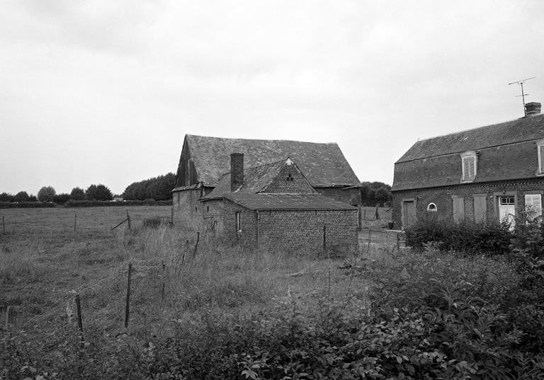 Vue sud de la grange, de l'étable et de la remise.