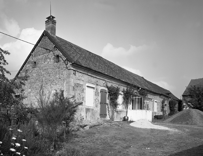 Vue générale ouest du logis et de l'étable attenante.