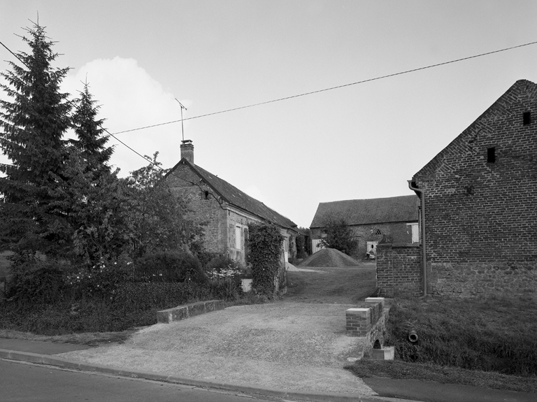 Boué, ferme (étudiée), 26 rue des Vannois. ; Vu générale de la ferme depuis la rue.